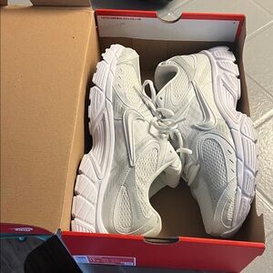 🔥NIKE V5 RNR WHITE WORN ONCE WITH BOX!! *IMBOX SHOE PROTECTION SPRAYED!!
